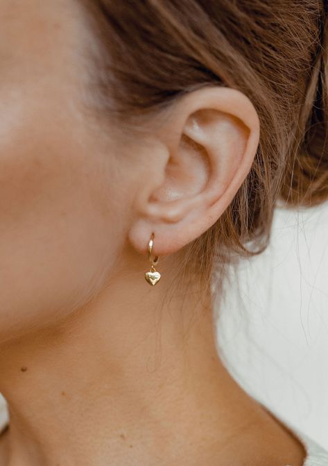 @girlswithnojob - Stackable & Stylish: Your Guide to Minimalist Jewelry - Benable Heart Huggies, خواتم خطوبة, Simple Gold Earrings, Piercings Jewelry, Classy Jewelry, Gold Earrings Designs, Jewelry Lookbook, Ear Piercing, Huggie Earrings