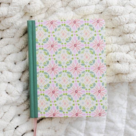 Floral journaling bible for women and teens Best Journaling Bible, Colorful Bible, Preppy Bible, Bibles For Women, Note Taking Bible, Aesthetic Bibles, Bible Journals, Pretty Bible, Cute Bibles To Buy