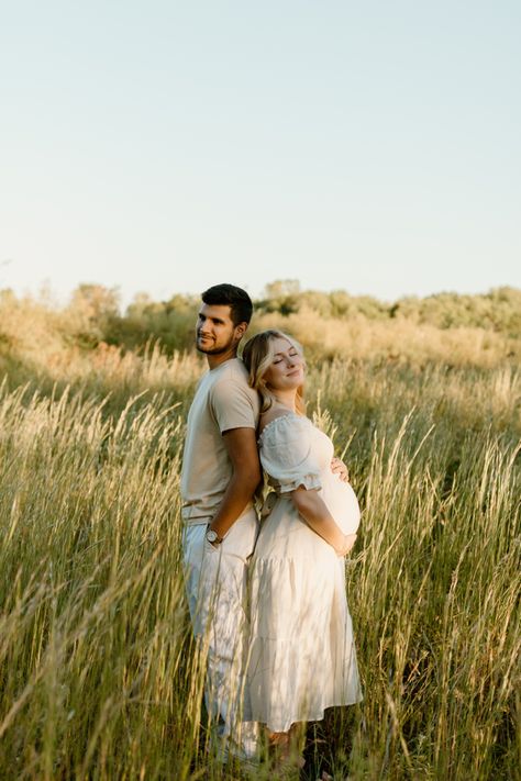 Maternity Shoot Outdoor Ideas, Poses For Pregnant Couples, Pregnant Nature Photoshoot, Short Maternity Dress Photo Shoot, Maternity In Field, Maternity Photo Shoot Nails, Grass Maternity Photos, Maternity Shoot Photos, Maternity Photo Shoot Ideas Nature