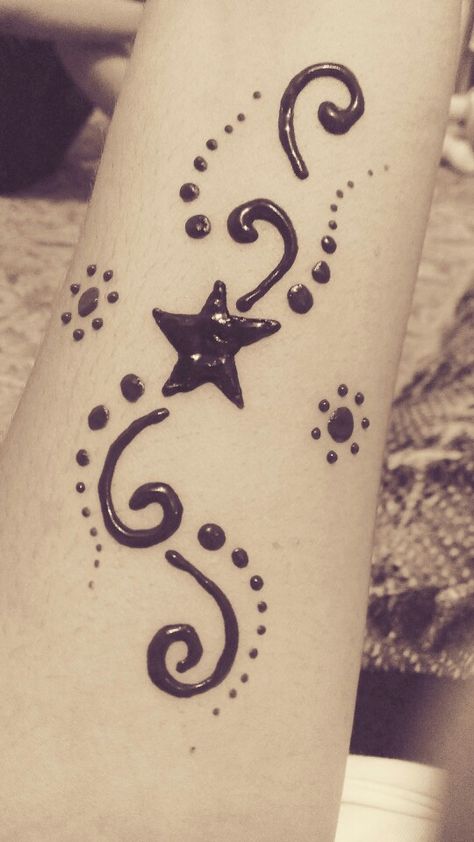 Henna Designs Y2k, Simple Leg Henna, Cute Easy Henna Designs, Y2k Henna, Hippie Henna Designs, Henna Designs Kids, Tattoos Y2k, Henna Designs Arm, Henna Tattoo Diy