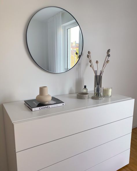 kommode interiordesign schlafzimmerideen Bedroom Dresser Decor Minimalist, Small Drawers Bedroom, Minimalistic Dresser Decor, Malm Decor Ideas, Aesthetic Chest Of Drawers, Chest Of Drawers Decor Bedroom, Ikea Drawers Bedroom, Bedroom Chest Of Drawers Decor Ideas, Ikea Dresser Decor