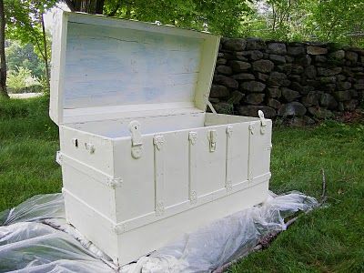 Painting and restoring an old trunk. I got an old trunk from a friend and this gives me an idea of how to restore it. Excited to get started Trunk Redo, Luggage Ideas, Trunk Makeover, Trunk Ideas, Vintage Trunk, Painted Trunk, Old Chest, Old Trunks, Antique Trunk