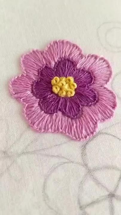 Sahory en TikTok Stain Stitch, Diy Embroidery Flowers, Embroidered Alphabet, Beautiful Embroidery Designs, Embroidery Flower Design, Fabric Pattern Design, Amazing Embroidery, Diy Embroidery Designs, Hand Embroidery Patterns Flowers