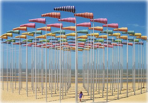 Beaufort 03: Le Vent souffle où il veut - Beach Art in De Haan Belgium Daniel Buren, Art Plage, Public Sculpture, Sculpture Installation, Jolie Photo, Outdoor Art, Awesome Things, Land Art, Environmental Art