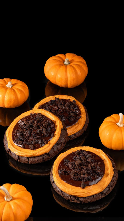 A chocolate cookie topped with pumpkin cheesecake frosting, chocolate ganache, and brownie crumbles. Best Cookies In The World, Halloween Cheesecake, Pumpkin Cheesecake Brownies, Cheesecake Frosting, Frosting Chocolate, Pumpkin Brownies, Pumpkin Cookie Recipe, Crumbl Cookies, Cookie Business