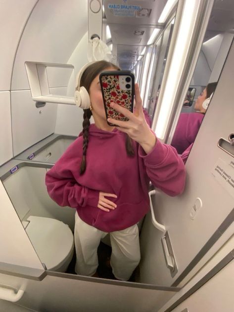 Plane Inspo Pics, Cute Plane Pics, Airport Ideas Photo, In Plane Aesthetic, Airport Pics Ideas, Plane Photo Ideas, Airport Photos Ideas, Travel Pic Ideas, Plane Fits