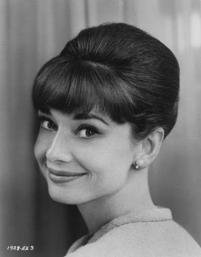 Audrey Hepburn. This might be my very favourite photo of her. Thankfully, no one's asking me to choose just one! Hairstyles 1950s, Paris When It Sizzles, Audrey Hepburn Hair, Audrey Hepburn Outfit, Audrey Hepburn Pictures, Audrey Hepburn Born, Audrey Hepburn Photos, Vintage Garage, Audrey Hepburn Style