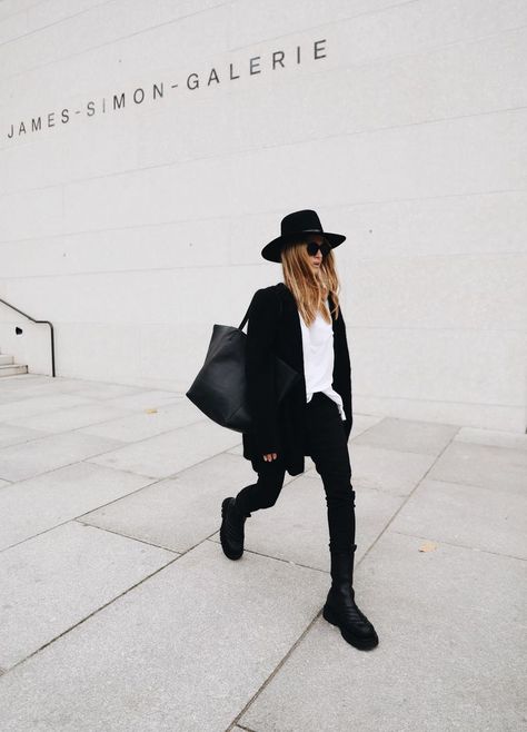 Fedora Hat Street Style, Janessa Leone Hat Outfit, Bottega Veneta Boots Street Style, Outfit With Hats For Women, Black Hat Outfit, Fedora Hat Outfits, Janessa Leone Hat, Bottega Veneta Boots, Outfit With Hat