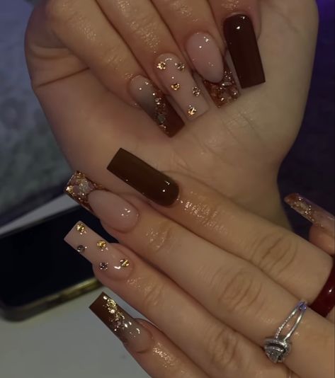 Fall Long Nails Acrylic, Brown Acrylics With Design, Brown Birthday Nails Acrylic, Latina Acrylic Nails Brown, Pretty Nails For Fall Acrylic, Fall Latina Nails, Acrylic Nails Browns, Brown Prom Nails Acrylic, Fall Long Nails Ideas 2023