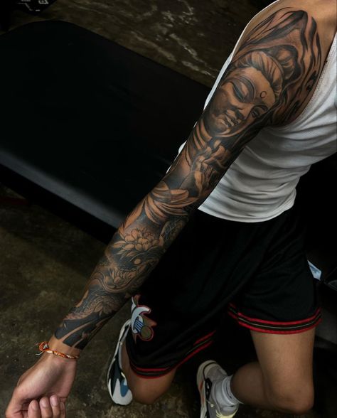 Men’s Tattoos Unique, Arm Sleeve Men Tattoo, Sunflower Design Tattoo, Chinese Arm Sleeve Tattoo, Top Sleeve Tattoo For Men, Black Man Tattoo Sleeve, Black And White Sleeve Tattoos For Men, Tattoos For Dark Skin Men Black Man, Women With Arm Tattoos