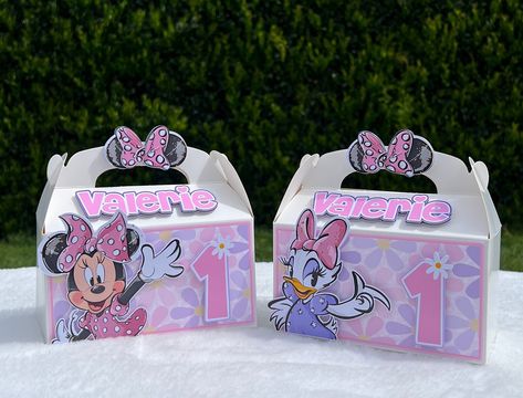 Minnie Mouse and Daisy Duck treat box :) * Matching centerpieces available in my shop* * Colors can be customized at your request * Box wording includes name and age  * If you would like to add extra wording to box, there will be an additional charge.  ⁕Please message me before placing your order if you would like to make changes. ✨ Don't see what you're looking for? Message me directly and I can create it for you💖  Shipping: When placing your order kindly take into consideration that it take 3 Minnie Mouse Birthday Goodie Bags, 2nd Minnie Mouse Birthday Party, Minnie Daisy Birthday Party, Daisy Birthday Decorations, Minnie Mouse Party Decor, Minnie Y Daisy, Minnie Mouse Favors, Minnie Mouse And Daisy Duck, Minnie And Daisy