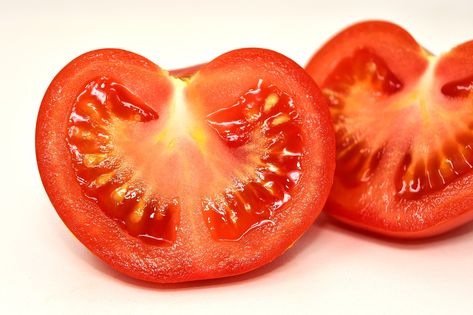 Check Out the Easiest Ways to Grow Tomatoes So You Never Have to Buy Them Again Best Tasting Tomatoes, Growing Tomatoes Indoors, Tomato Pruning, How To Grow Tomatoes, Tips For Growing Tomatoes, Growing Organic Tomatoes, Growing Tomato Plants, Tomato Farming, Tomato Seedlings