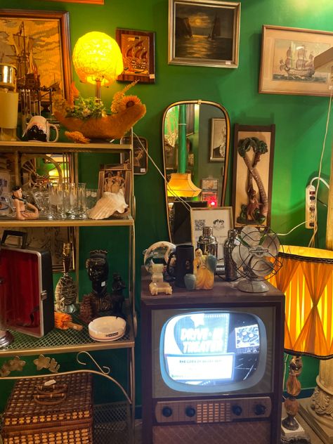 Green 70s Bedroom, 70s Room Inspiration, Blue 70s Aesthetic, 70s Decor Aesthetic, 70s Green Aesthetic, 70s Aesthetic Living Room, Vintage Room Ideas 70s, 70s Inspired Room, 60s Aesthetic Room