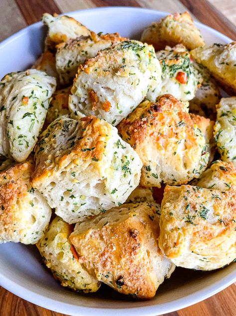 Garlic Butter Biscuit Bites - Cook Fast, Eat Well Garlic Bread Bites, Biscuit Cinnamon Rolls, Biscuit Bites, Bread Bites, Canned Biscuit, Butter Biscuit, Chicken Cornbread, Make Garlic Bread, Cut Recipe