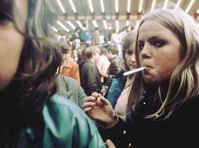 Bint photoBooks on INTernet: Streetlife Amsterdam 1975 Ed van der Elsken Color Photography Lise Sarfati, Ed Van Der Elsken, Youth Culture, Contemporary Photography, Colour Photograph, Documentary Photography, 인물 사진, Street Scenes, Photography Inspo