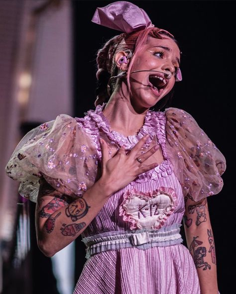 Concert Outfit Men, Melanie Martinez Lyrics, Melanie Martinez Outfits, Melanie Martinez Concert, Concert Hairstyles, Lindsey Stirling, Celebrity Look Alike, V Magazine, Celebrity Style Red Carpet