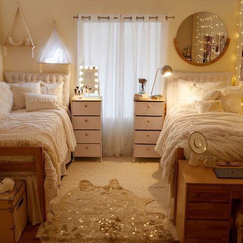 High Dorm Room Bed, Vanilla Dorm Room Aesthetic, Cozy Dorm Decor, Matching Dorm Room Ideas Roommate, College Dorm Room Ideas Modern, Cottage Dorm Room Ideas, Room Ideas With Plants, Pastel Dorm Room Ideas, Clean Dorm Aesthetic