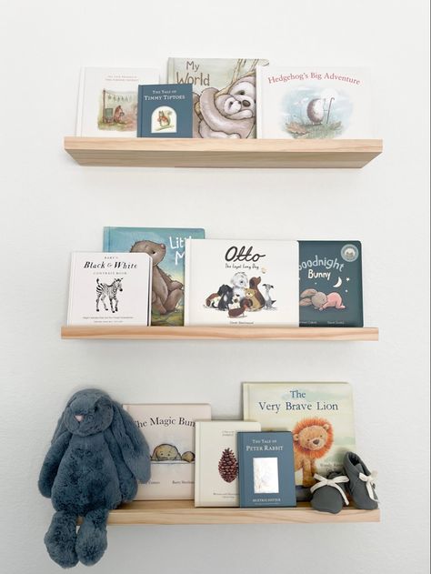 Baby bookshelf idea for a baby boy Baby Room Shelf Decor, Boy Nursery Bookshelf Ideas, Baby Nursery Bookshelf Ideas, Floating Bookshelves Nursery, Nursery Bookshelf Decor, Book Shelf Nursery, Baby Book Shelf, Nursery Floating Shelves, Nursery Book Shelves