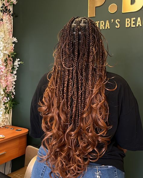 Fairy Curls😍😍😍😍 Style: Medium French curls with fairy curls😍 Color: 27/30 * * * * * #labraider #californiabraider #losangelesbraider #hollywoodbraider #braiderspage #knotlessbraids #beverlyhillsbraider #frenchcurlsbraids #frenchcurls #frenchcurlbraids #goddessbraids #blackgirlmagic #hairinspo Color 27 French Curl Braids, Copper French Curl Braids, Copper Brown Braids, Color 33 Knotless Braids, Boho French Curl Braids, Honey Brown Braids, Ginger French Curl Braids, Braid Color Ideas, Blk Hairstyles