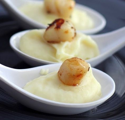 Anything on an “Amuse Bouche Spoon” | 25 Party Appetizers That Should Be Banned For Life Appetizer Spoons, Scallop Appetizer, White Truffle Oil, Holiday Appetizers Easy, Thanksgiving Appetizer Recipes, Holiday Appetizers Recipes, Fest Temaer, Wedding Appetizers, Truffle Oil