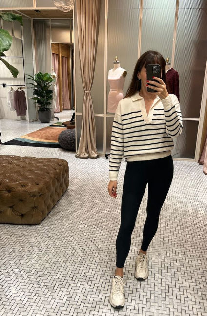 Casual look for when you head to the club house to meet up with the boys for post-round beers. Golf Sweater Outfits Women, Winter Golf Attire Women, Golf Sweater Outfit, Cold Weather Golf Outfit Women, Golf Outfits Women Fall, Winter Golf Outfit Womens, Leggings Stripe, Golf Leggings, Outfit Golf