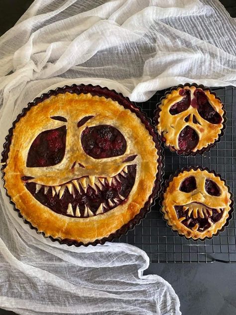 When its spooky and its creepy, you need to get the dessert to go with all that. Happy Halloween 2022! Halloween Sweet Food Ideas, Spooky Pies For Halloween, Creepy Pie Crust, Halloween Recipes For Party, Creepy Face Pie, Halloween Pie Recipes, Creepy Pie Face, Halloween Pies Ideas, Halloween Sweet Ideas