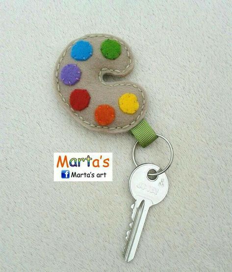 Felt Keychain Ideas, Key Ring Ideas, Felted Keychains, Felt Keyrings, Felt Keyring, Felt Keychain, Felt Finger Puppets, Felt Crafts Patterns, Felt Crafts Diy