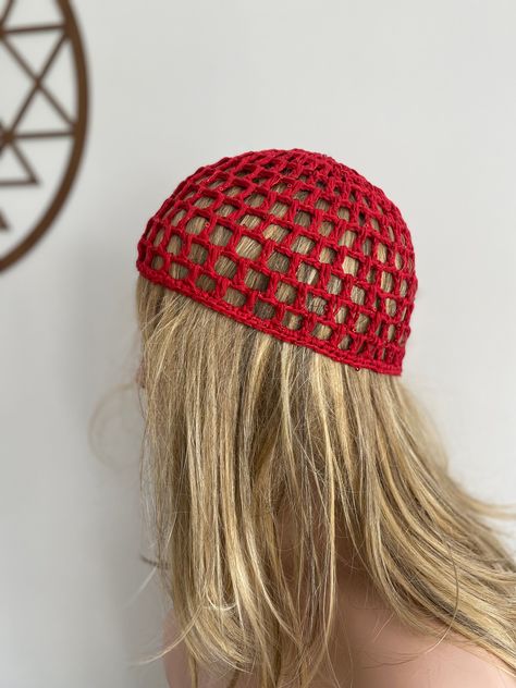 Red Hat Crochet, Bonnet Hat Crochet, Bonnet Crochet Pattern Free, Corchet Hat, Unique Crochet Ideas, Crochet Mesh Hat, Crochet Lace Hat, Das Ideas, Crochet Photoshoot