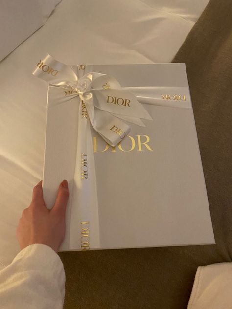 Gift Ideas Aesthetic, Rich Gifts, Best Amazon Gifts, Luxury Birthday Gifts, Luxury Christmas Gifts, Dior Aesthetic, Luxury Birthday, Fotografi Vintage, Expensive Gifts