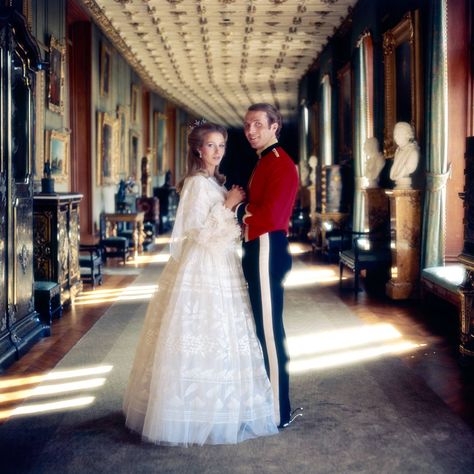 Princess Anne Wedding Dress, Zara Phillips Wedding, Princess Anne Wedding, Sarah Chatto, Princesa Anne, Mark Phillips, Princesa Margaret, Royal Wedding Gowns, Zara Phillips