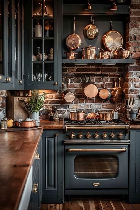 Victorian Kitchen, Classic Cottage, Dark Home Decor, Rustic Kitchen Design, Cottage Charm, Cabin Kitchens, Casa Vintage, Cottage Kitchens, Cottage Kitchen