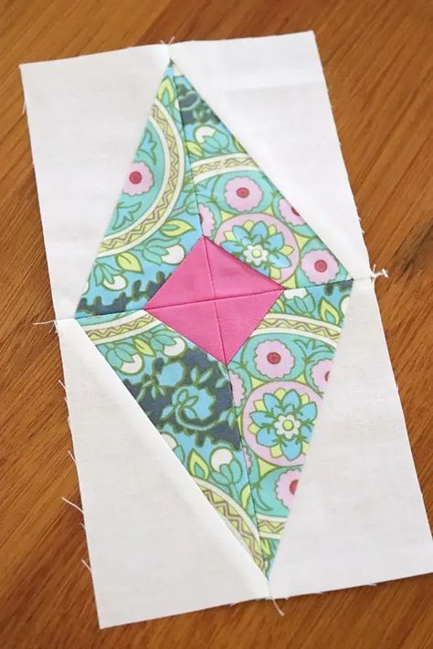 Diamond Quilt Block Tutoral - Bonjour Quilts Rectangular Quilt Block Patterns, Rectangular Quilt Blocks, Rectangle Quilt Blocks, Diamond Quilt Block, Diamond Quilts, Lattice Quilt, Quilting Tutorial, Sewing Easy, Scrap Quilt Patterns