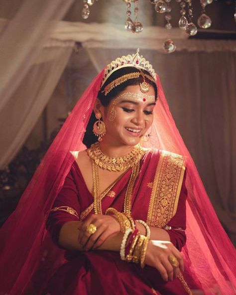 Anirban Mondal on Instagram: "🌺A A D I T I Y A Bridal Trousseau 2024 Releasing soon … Kiran Mazumder Adorned in vibrant red, a Bengali bride graces the scene. Bold smoky eyes, lips in subtle sheen. Chandan’s intricate touch, a cultural delight. Wrapped in a red saree, a moment in time, forever bright. I am delighted to present my inaugural bridal project for the new year, marking the beginning of a creative journey filled with elegance and joy. #indianwedding #weddingmakeupartist #makeupartist #bengalibride #kiran Muse @kiran.mazumder Makeover @anirbanmondal._ Photography @iclickanik Hair @sandipta____das Studio @studio_batayan Special thanks to @1_pixy @kundu_babur_goppo" Bengali Bride Saree, Simple Bengali Bridal Look, Bengali Bride Traditional Look, Bengali Wedding Look, Bengali Bride Look, Bengali Hairstyle, Bengali Bridal Look, Bengali Bride Reception Look, Bengali Marriage