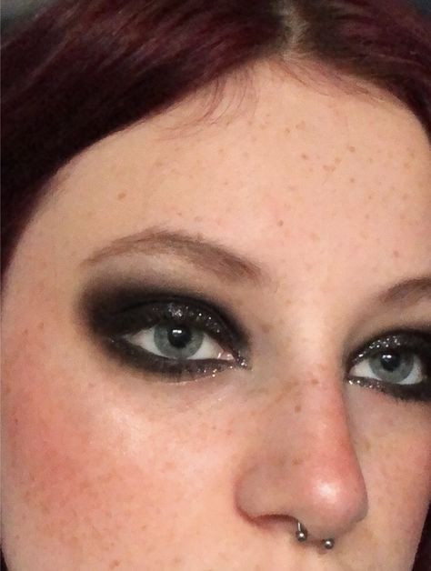 Emo Smoky Eyes, Emo Eye Makeup 2000s, Emo Eyeliner 2000s, Goth Homecoming Makeup, 2000 Emo Makeup, Fall Grunge Makeup, Simple Goth Makeup Hooded Eyes, Light Emo Makeup, Mcr Makeup