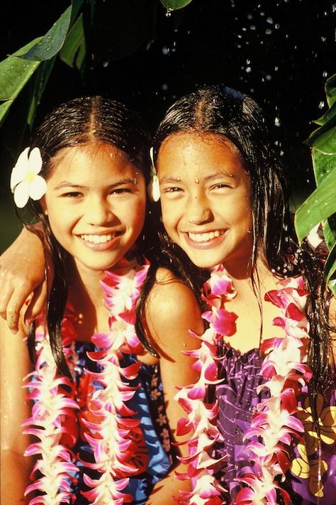 Happy Hawaiian Girls Happy Life Photos, Hawaii People, Hawaii Friends, Hawaii Culture, Hawaii Girl, Hawaii Kids, Hawaiian Girl, Hawaii Magazine, Twin Girl