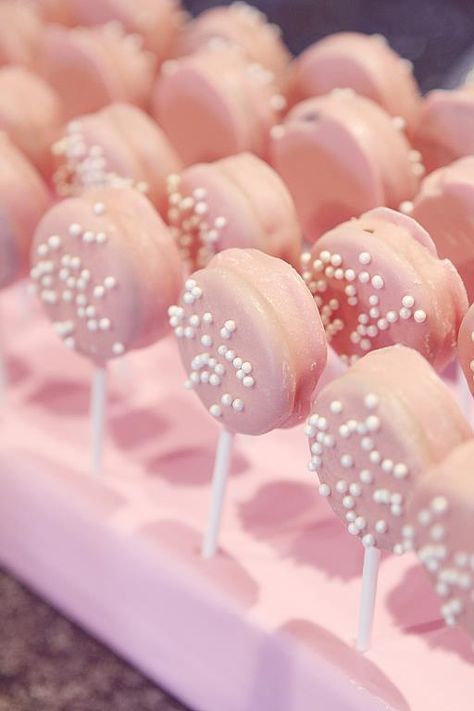 Chocolate covered Oreo pops. Way easier than cake pops and cheaper. Oreo Cake Pops, Idee Babyshower, Shower Desserts, Dessert Party, Baby Shower Desserts, Oreo Pops, Cookie Pops, Fiesta Baby Shower, Oreo Cake