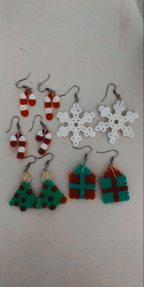 Hama Bead Christmas Earrings, Perler Beads Earrings Christmas, Peeler Bead Ornaments, Perler Earing Ideas, Perler Bead Christmas Earrings, Iron Beads Christmas, Fuse Beads Earrings, Christmas Perler Bead Earrings, Christmas Iron Beads