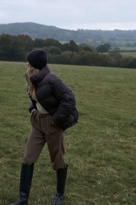 Claire Rose Na-kd, British Countryside Aesthetic Outfits, British Country Fashion, Countryside Outfits Women, Outfit Campo, Ireland Winter, Walking Outfit Outdoor, Countryside Outfit, Rainboots Outfit