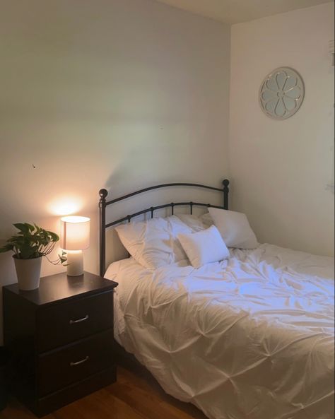 Small Plain Bedroom, Simple Clean Room Aesthetic, Clean Bedroom Aesthetic Minimalist, Plain Room Aesthetic, Plain Bedroom Aesthetic, Plain Bedroom Ideas, Simple Clean Room, Plain White Room, Simple White Room