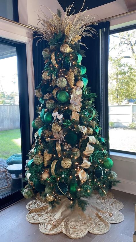 Diy Thanksgiving, Green And Gold Christmas Tree, Colorful Ornaments, White Christmas Trees, Thanksgiving Diy, Traditional Christmas Tree, Aesthetic Christmas, Ideas For Christmas, Christmas Trends