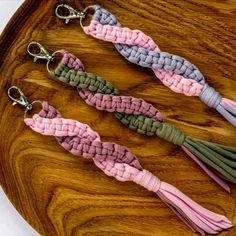 Diy Braided Keychain Ideas, Twisted Macrame Keychain, Diy Macrame Lanyard Tutorial, Macrame Key Ring Diy, Key Chains Macrame, Macrame Key Chains Free Pattern, Macrame Keychain Ideas, Macrame Keychain Diy Tutorials Videos, How To Make Macrame Keychains