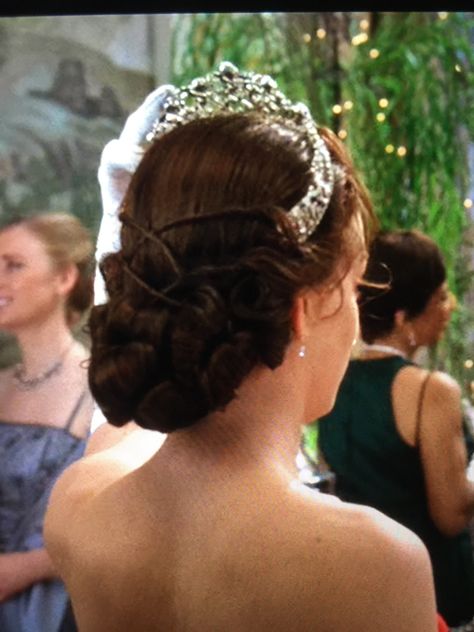 Princess Diaries Hairstyles, Princess Mia Hair, Royal Hairstyles Princesses, Hairstyle Birthday, Princess Updo, Cinderella Prom, Gilded Era, Birthday Hairstyle, Mia Thermopolis