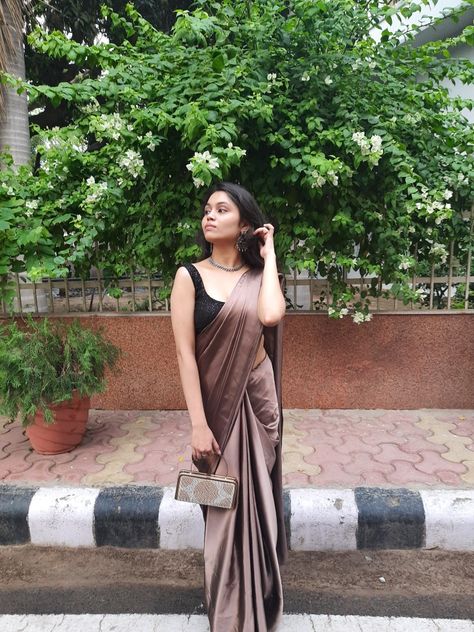 Black Saree For Freshers Party, Satin Saree Outfit Ideas, Saree Styles For Graduation Ceremony, Satin Saree Poses, Satin Saree Styling Ideas, Blouse Ideas For Satin Saree, Simple Party Saree, Freshers Party Saree Outfit, Saree For Freshers Day