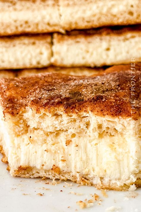 These delicious churro cheesecake bars combine sweet cheesecake with a flaky crust for the perfect combination of flavors and textures. Chorro Cheesecake Bars, Easy Churro Cheesecake, Churro Cheesecake Bars, Chocolate Snickerdoodles, Fried Cheesecake, Cheesecake Bar, Churro Cheesecake, Caramel Chocolate Chip Cookies, Cream Horns