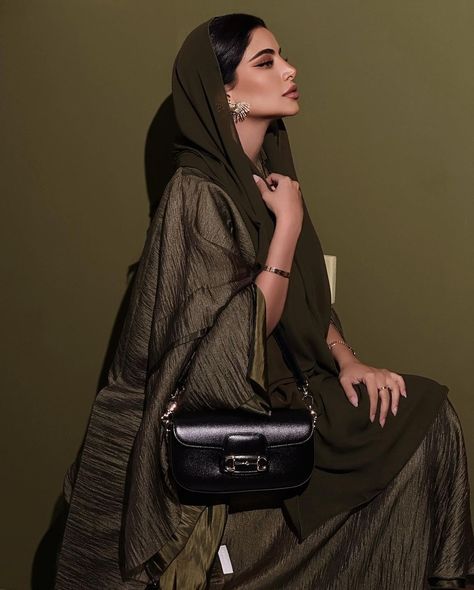 Abaya Shoot Ideas, Abaya Photography, Muslim Photoshoot, Abaya Photoshoot Ideas, Abaya Photoshoot, Professional Office Outfit, Modest Outfits Muslim, Stylish Office Wear, Abaya Outfit