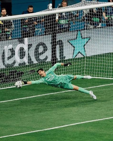 Goalkeeper Saves, Champions League Poster, Soccer Keeper, Courtois Real Madrid, Real Madrid Goalkeeper, Real Madrid Pictures, Cr7 Football, Cristiano Ronaldo Quotes, Football Referee