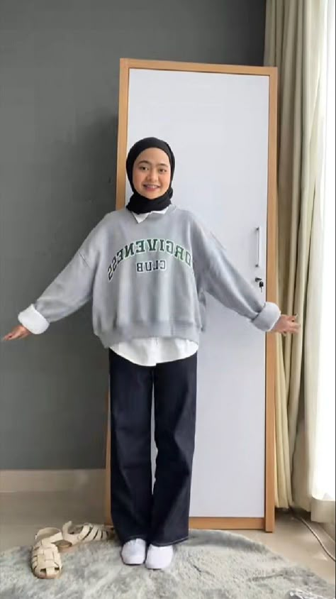 Grey Sweatpants Outfit Hijab, Hijabi Sweatshirt Outfit, Kemeja Outfit Hijab, Crewneck Outfit Hijab, Sweater Hijab Outfit, Hoodie Hijab Outfit, Outfit Hijab Sweater, Sweatshirt Outfit Hijab, Light Grey Sweater Outfit