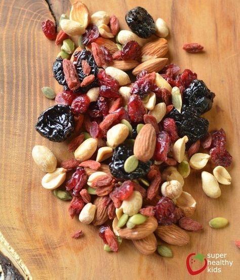 Nuts And Seeds Recipes, Chewy Granola Bars Homemade, Trail Mix Recipe, Trail Mix Recipes, Healthy Granola Bars, Snack For Kids, Super Healthy Kids, Super Snacks, Dried Fruit Mix