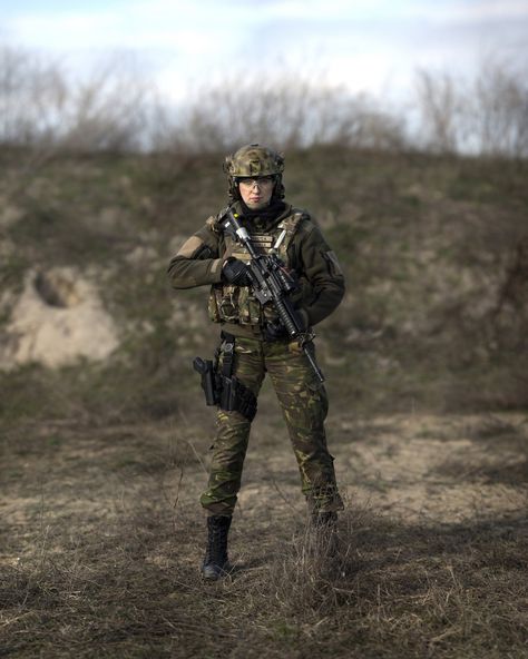 Combat Photography, Marine Corps Uniforms, Marine Photography, Military Woman, Romanian Women, Army Girls, Idf Women, Personal Investigation, Female Marines