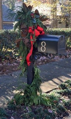 Christmas mailbox - love greenery & pinecones Christmas Mailbox Decorations, Mailbox Decorations, Christmas Mailbox, Mailbox Decor, Christmas Wreaths Diy Easy, Christmas Porch, Christmas Wreaths Diy, Country Christmas, Christmas Deco